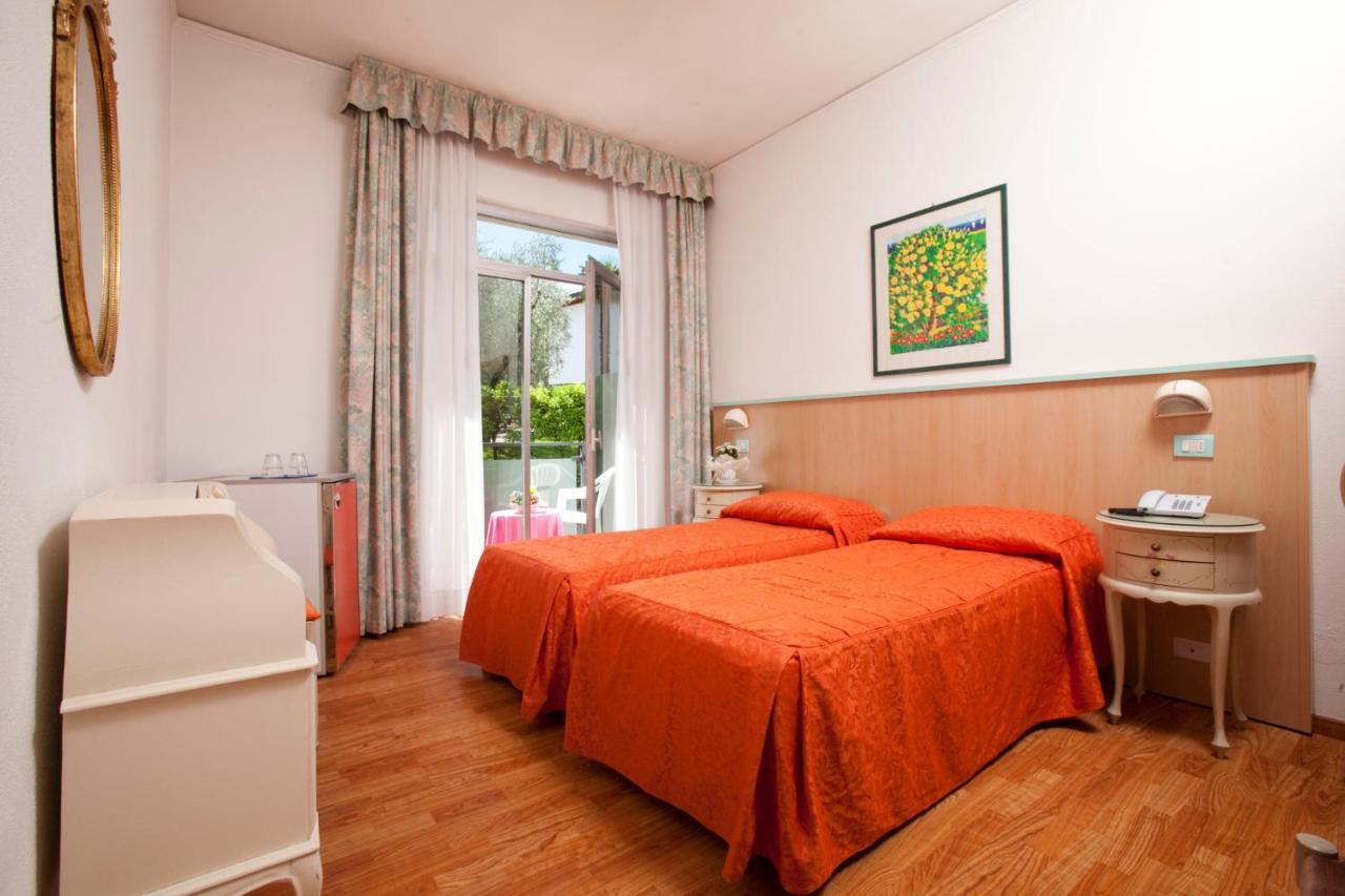 Hotel Residence Rely Brenzone sul Garda Habitación foto