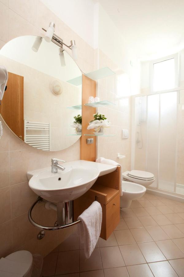 Hotel Residence Rely Brenzone sul Garda Habitación foto